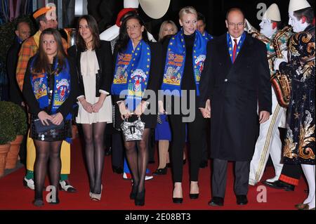 Le figlie della principessa Stephanie Camille Gottlieb, Pauline Ducruet, la principessa Stephanie di Monaco, la principessa Charlene di Monaco e il principe Alberto di Monaco partecipano all'apertura del 36° Festival Internazionale del Circo di Monte-Carlo a Monte-Carlo, Monaco, il 19 gennaio 2012. Foto di Christophe Guibbaud/ABACAPRESS.COM Foto Stock