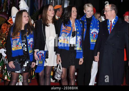 Le figlie della principessa Stephanie Camille Gottlieb, Pauline Ducruet, la principessa Stephanie di Monaco, la principessa Charlene di Monaco e il principe Alberto di Monaco partecipano all'apertura del 36° Festival Internazionale del Circo di Monte-Carlo a Monte-Carlo, Monaco, il 19 gennaio 2012. Foto di Christophe Guibbaud/ABACAPRESS.COM Foto Stock