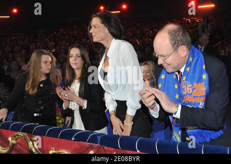 Le figlie della principessa Stephanie Camille Gottlieb, Pauline Ducruet, la principessa Stephanie di Monaco e il Principe Alberto di Monaco partecipano all'apertura del 36° Festival Internazionale del Circo Monte Carlo a Monte Carlo, Monaco, il 19 gennaio 2012. Foto piscina di Charly Gallo/Monaco Presse Centre/ABACAPRESS.COM Foto Stock