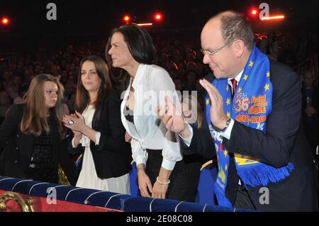 Le figlie della principessa Stephanie Camille Gottlieb, Pauline Ducruet, la principessa Stephanie di Monaco e il Principe Alberto di Monaco partecipano all'apertura del 36° Festival Internazionale del Circo Monte Carlo a Monte Carlo, Monaco, il 19 gennaio 2012. Foto piscina di Charly Gallo/Monaco Presse Centre/ABACAPRESS.COM Foto Stock