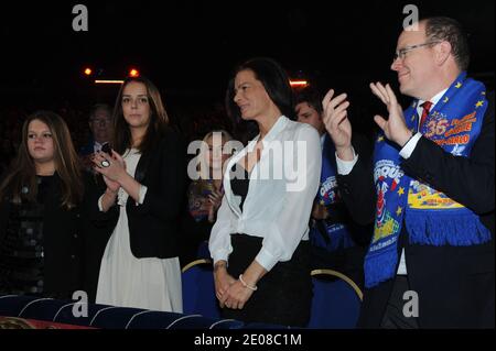 Le figlie della principessa Stephanie Camille Gottlieb, Pauline Ducruet, Principessa Stephanie di Monaco, Principe Alberto di Monaco partecipano all'apertura del 36° Festival Internazionale del Circo Monte Carlo a Monte Carlo, Monaco, il 19 gennaio 2012. Foto piscina di Gaetan luci/Monaco Palace/ABACAPRESS.COM Foto Stock