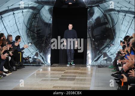 Il designer Kim Jones si appropria alla fine della collezione maschile di Louis Vuitton Autunno-Inverno 2012-2013 nell'ambito della Paris Fashion Week, Francia, 19 gennaio 2012. Foto di Nicolas Briquet/ABACAPRESS.COM Foto Stock