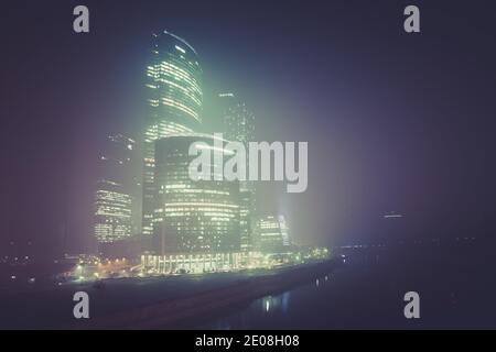 Il Centro Internazionale d'Affari di Mosca durante lo smog forte Foto Stock