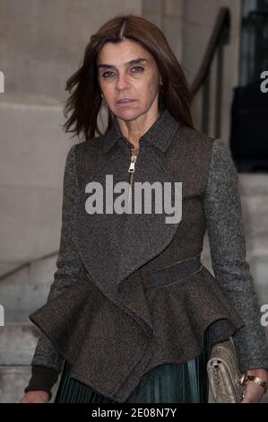 Carine Roitfeld arriva alla collezione di Haute-Couture Primavera-Estate 2012 di Chanel che si tiene al Grand Palais di Parigi, Francia, il 24 gennaio 2012. Foto di Nicolas Genin/ABACAPRESS.COM Foto Stock