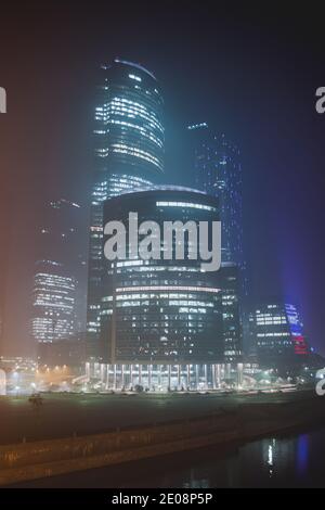 Il Centro Internazionale d'Affari di Mosca durante lo smog forte Foto Stock