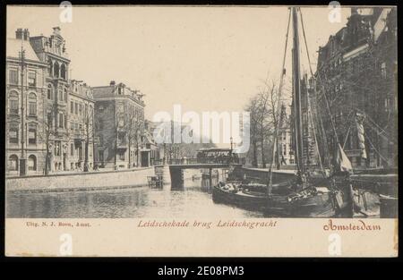 Leidskade, zowel links als rechts met de brug over de Leidsegracht in het verlengde van de Marnixstraat, Foto Stock