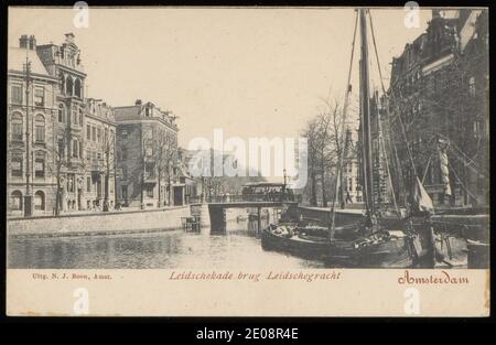 Leidskade, zowel links als rechts met de brug over de Leidsegracht in het verlengde van de Marnixstraat. Foto Stock