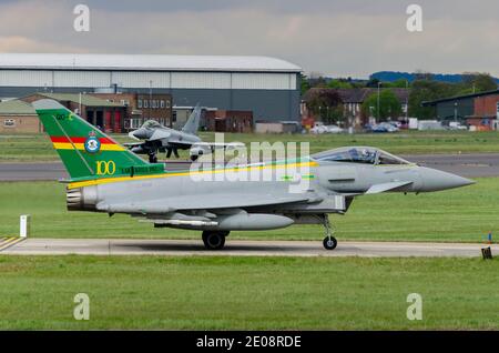 RAF Typhoon aerei da combattimento a reazione che tassano a Royal Air Force Coningsby, Lincolnshire, Regno Unito. RAF 3 Squadron con coda commemorativa del 100° anniversario Foto Stock