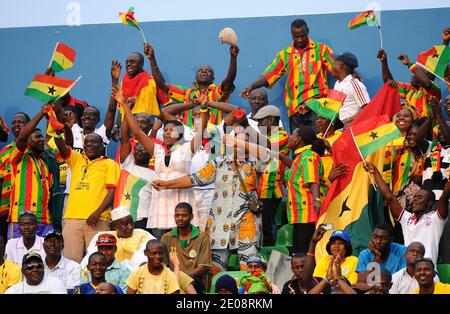 Tifosi e sostenitori del Ghana durante la partita di calcio della Coppa Africana delle Nazioni 2012, Ghana vs Botswana a Franceville, Gabon, il 24 gennaio 2012. Il Ghana ha vinto 1-0. Foto di ABACAPRESS.COM Foto Stock