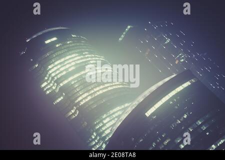 Il Centro Internazionale d'Affari di Mosca durante lo smog forte Foto Stock