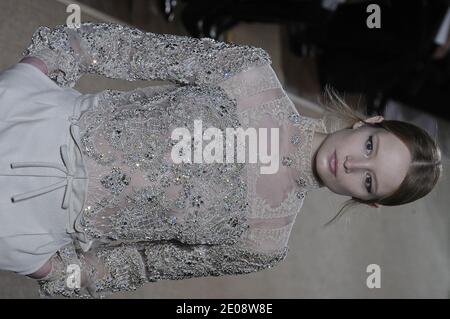 Una modella percorre la pista del Valentino Primavera-Estate 2012 Haute-Couture Show come parte della settimana della Moda di Parigi all'Hotel Salomon de Rothschild a Parigi, Francia, il 25 gennaio 2012. Foto Roberto Martinelli/ABACAPRESS.COM Foto Stock