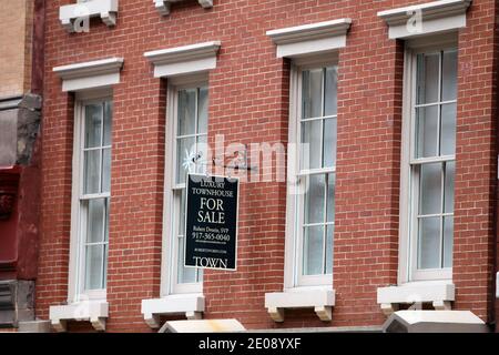 L'ex residenza di Dominique Strauss-Kahn è in vendita a Tribeca, New York City, NY, USA il 26 gennaio 2012. La casa cittadina di tre piani, di 5,000 piedi quadrati, è stata costruita nel 1915 ma recentemente è stata sottoposta ad una ristrutturazione dall'alto verso il basso da parte dell'architetto Leopoldo Rosati. Il piano inferiore ospita un cinema all'avanguardia, una palestra e un centro benessere con bagno di vapore, pavimenti in pietra calcarea riscaldati e una cucina di alto livello. Antichi pavimenti francesi sono in tutto il resto dei piani della casa così come nuove finestre, scale personalizzate e sicurezza estesa.la casa è stata precedentemente elencata per 995,000 bambole Foto Stock