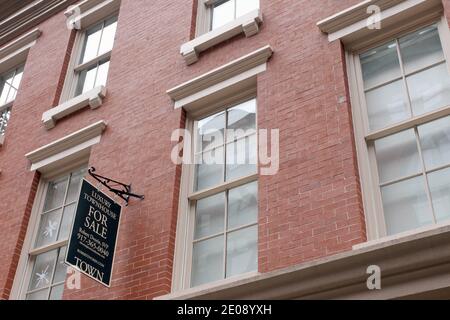 L'ex residenza di Dominique Strauss-Kahn è in vendita a Tribeca, New York City, NY, USA il 26 gennaio 2012. La casa cittadina di tre piani, di 5,000 piedi quadrati, è stata costruita nel 1915 ma recentemente è stata sottoposta ad una ristrutturazione dall'alto verso il basso da parte dell'architetto Leopoldo Rosati. Il piano inferiore ospita un cinema all'avanguardia, una palestra e un centro benessere con bagno di vapore, pavimenti in pietra calcarea riscaldati e una cucina di alto livello. Antichi pavimenti francesi sono in tutto il resto dei piani della casa così come nuove finestre, scale personalizzate e sicurezza estesa.la casa è stata precedentemente elencata per 995,000 bambole Foto Stock