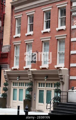 L'ex residenza di Dominique Strauss-Kahn è in vendita a Tribeca, New York City, NY, USA il 26 gennaio 2012. La casa cittadina di tre piani, di 5,000 piedi quadrati, è stata costruita nel 1915 ma recentemente è stata sottoposta ad una ristrutturazione dall'alto verso il basso da parte dell'architetto Leopoldo Rosati. Il piano inferiore ospita un cinema all'avanguardia, una palestra e un centro benessere con bagno di vapore, pavimenti in pietra calcarea riscaldati e una cucina di alto livello. Antichi pavimenti francesi sono in tutto il resto dei piani della casa così come nuove finestre, scale personalizzate e sicurezza estesa.la casa è stata precedentemente elencata per 995,000 bambole Foto Stock