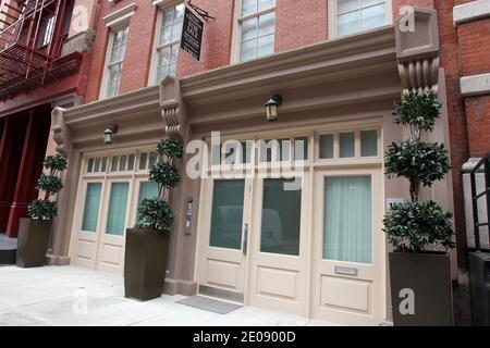 L'ex residenza di Dominique Strauss-Kahn è in vendita a Tribeca, New York City, NY, USA il 26 gennaio 2012. La casa cittadina di tre piani, di 5,000 piedi quadrati, è stata costruita nel 1915 ma recentemente è stata sottoposta ad una ristrutturazione dall'alto verso il basso da parte dell'architetto Leopoldo Rosati. Il piano inferiore ospita un cinema all'avanguardia, una palestra e un centro benessere con bagno di vapore, pavimenti in pietra calcarea riscaldati e una cucina di alto livello. Antichi pavimenti francesi sono in tutto il resto dei piani della casa così come nuove finestre, scale personalizzate e sicurezza estesa.la casa è stata precedentemente elencata per 995,000 bambole Foto Stock