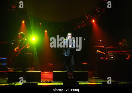 L'Australian Pink Floyd Show si esibisce dal vivo presso la sala concerti le Zenith di Parigi, in Francia, il 27 gennaio 2012, come parte del suo tour Exposed in the Light. Foto di Giancarlo Gorassini/ABACAPRESS.COM Foto Stock