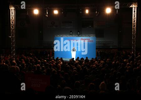 Partito socialista (PS) candidato alle elezioni presidenziali francesi del 2012, Francois Hollande ha pronunciato il suo discorso durante una visita alla società Schneider Electric a Eybens, vicino a Grenoble, Francia orientale, il 27 gennaio 2012. Foto di Vincent Dargent/ABACAPRESS.COM Foto Stock