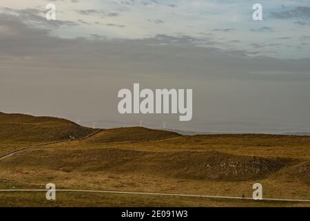 Vista da Chasseral - una montagna svizzera - sul Colline del massiccio del Giura Foto Stock