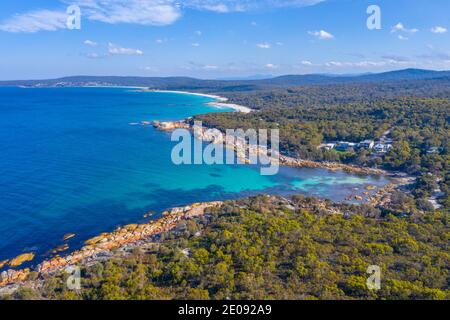 Vista aerea della costa della Baia degli incendi in Tasmania, Australia Foto Stock