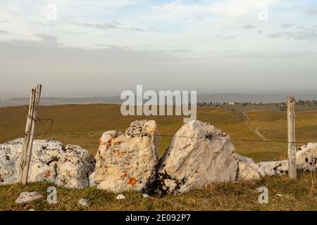 Vista da Chasseral - una montagna svizzera - sul Colline del massiccio del Giura Foto Stock