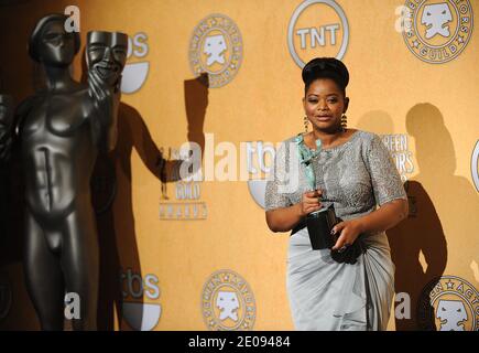 Octavia Spencer si pone nella sala stampa con la straordinaria performance di un attore femminile in un premio di ruolo di supporto per l'Aiuto al 18° Premio annuale degli attori della gilda (SAG) al Shrine Auditorium di Los Angeles, CA, USA il 29 gennaio 2012. Foto di Lionel Hahn/ABACAPRESS.COM Foto Stock