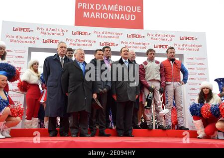 Il francese Franck Nivard, vincitore con il suo cavallo 'Ready Cash' del 91esimo Prix d'Amerique, la più prestigiosa gara di trotting in Europa, affiancato dal suo allenatore Thierry Duvaldestin (R), si pone sul podio con il suo trofeo il 29 gennaio 2012 all'autodromo di Vincennes, a est di Parigi. L'evento è stato creato nel 1920 per onorare i soldati statunitensi che hanno fatto la loro parte durante la prima guerra mondiale. Foto di Thierry Plessis/ABACAPRESS.COM Foto Stock