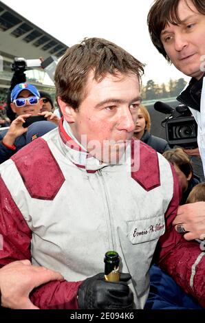 Il francese Franck Nivard, vincitore con il suo cavallo 'Ready Cash' del 91esimo Prix d'Amerique, la più prestigiosa gara di trotting in Europa si pone sul podio con il suo trofeo il 29 gennaio 2012 presso l'autodromo di Vincennes, a est di Parigi. L'evento è stato creato nel 1920 per onorare i soldati statunitensi che hanno fatto la loro parte durante la prima guerra mondiale. Foto di Thierry Plessis/ABACAPRESS.CO Foto Stock