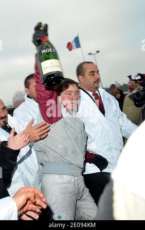 Il francese Franck Nivard, vincitore con il suo cavallo 'Ready Cash' del 91esimo Prix d'Amerique, la più prestigiosa gara di trotting in Europa si pone sul podio con il suo trofeo il 29 gennaio 2012 presso l'autodromo di Vincennes, a est di Parigi. L'evento è stato creato nel 1920 per onorare i soldati statunitensi che hanno fatto la loro parte durante la prima guerra mondiale. Foto di Thierry Plessis/ABACAPRESS.CO Foto Stock