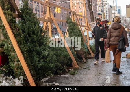 Vendita di alberi di Natale a Chelsea a New York lunedì 21 dicembre 2020. Il Dipartimento di igiene offre ricci di alberi scartati con la Tinsel e decorazioni rimosse. (© Richard B. Levine) Foto Stock