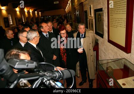 Il Ministro francese della Difesa e degli Affari dei Veterani, Gerard Longuet, in visita al nuovo Centro di documentazione per i cittadini algerini francesi, ha inaugurato, insieme al sindaco di Perpignan Jean-Marc Pujol e al presidente del circolo algerino francese Thierry Rolando presso il convento di Sainte-Claire a Perpignan, nella Francia sud-occidentale, il 29 gennaio 2012. Foto di Michel Clementz/ABACAPRESS.COM Foto Stock