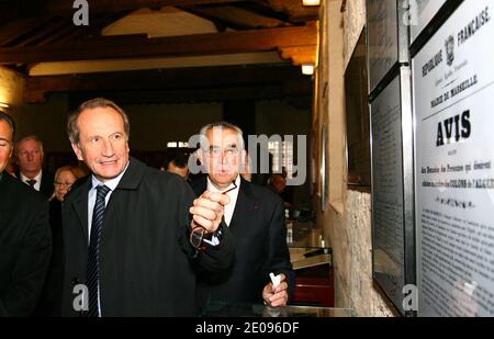 Il Ministro francese della Difesa e degli Affari dei Veterani, Gerard Longuet, in visita al nuovo Centro di documentazione per i cittadini algerini francesi, ha inaugurato, insieme al sindaco di Perpignan Jean-Marc Pujol, al convento di Sainte-Claire a Perpignan, nella Francia sudoccidentale, il 29 gennaio 2012. Foto di Michel Clementz/ABACAPRESS.COM Foto Stock