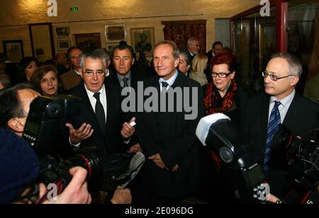 Il Ministro francese della Difesa e degli Affari dei Veterani, Gerard Longuet, in visita al nuovo Centro di documentazione per i cittadini algerini francesi, ha inaugurato, insieme al sindaco di Perpignan Jean-Marc Pujol e al presidente del circolo algerino francese Thierry Rolando presso il convento di Sainte-Claire a Perpignan, nella Francia sud-occidentale, il 29 gennaio 2012. Foto di Michel Clementz/ABACAPRESS.COM Foto Stock