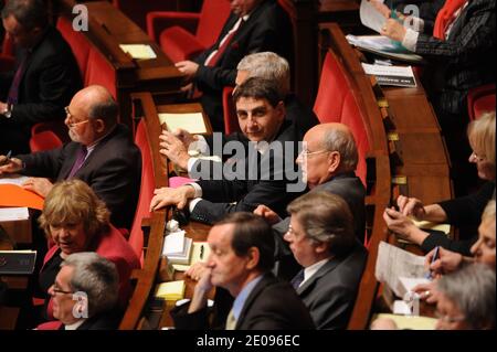 Il deputato socialista Claude Bartolone parla con il deputato dell'UMP Olivier Dassault durante una sessione settimanale di interrogazioni al governo in occasione dell'Assemblea nazionale francese a Parigi, in Francia, il 31 gennaio 2012. Foto di Mousse/ABACAPRESS.COM Foto Stock