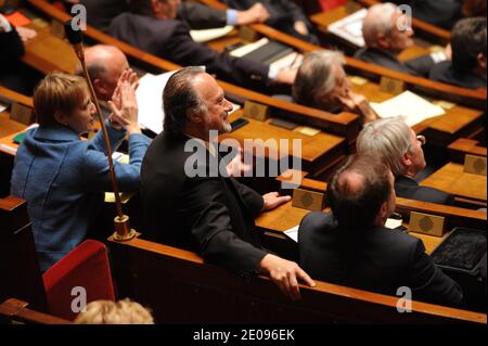 Il deputato socialista Claude Bartolone parla con il deputato dell'UMP Olivier Dassault durante una sessione settimanale di interrogazioni al governo in occasione dell'Assemblea nazionale francese a Parigi, in Francia, il 31 gennaio 2012. Foto di Mousse/ABACAPRESS.COM Foto Stock