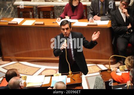 Il deputato socialista Claude Bartolone parla con il deputato dell'UMP Olivier Dassault durante una sessione settimanale di interrogazioni al governo in occasione dell'Assemblea nazionale francese a Parigi, in Francia, il 31 gennaio 2012. Foto di Mousse/ABACAPRESS.COM Foto Stock