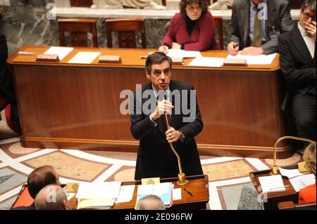 Il deputato socialista Claude Bartolone parla con il deputato dell'UMP Olivier Dassault durante una sessione settimanale di interrogazioni al governo in occasione dell'Assemblea nazionale francese a Parigi, in Francia, il 31 gennaio 2012. Foto di Mousse/ABACAPRESS.COM Foto Stock