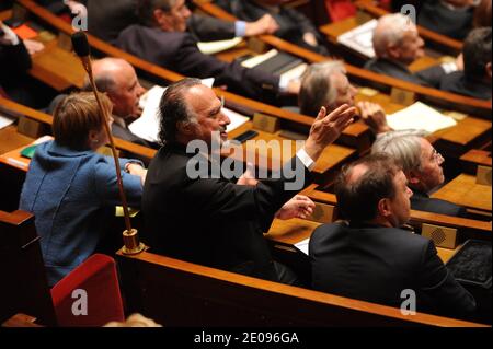 Il deputato socialista Claude Bartolone parla con il deputato dell'UMP Olivier Dassault durante una sessione settimanale di interrogazioni al governo in occasione dell'Assemblea nazionale francese a Parigi, in Francia, il 31 gennaio 2012. Foto di Mousse/ABACAPRESS.COM Foto Stock