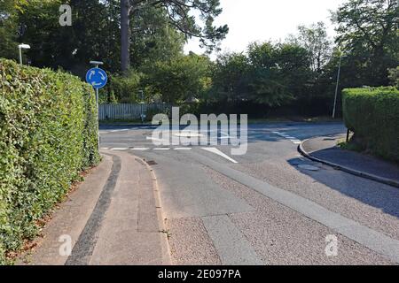 Una mini rotonda su una strada tranquilla in un villaggio in Devon, Inghilterra Foto Stock