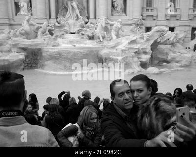 AJAXNETPHOTO. 2015. ROMA, ITALIA. - ATTRAZIONE ROMANA - VISITATORI DELLA FONTANA DI TREVI CHE FANNO UNA 'ELFIE'. PHOTO:JONATHAN EASTLAND/AJAX REF:GXR151012 5839 Foto Stock