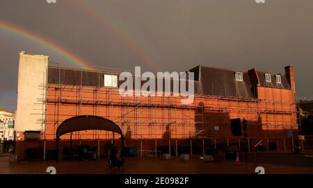 AJAXNETPHOTO. 2020. WORTHING, INGHILTERRA. - PENTOLE D'ORO - DOPPIO ARCOBALENO ADORNA LA FACCIATA IN MATTONI DI SCAFFOLDED DI UN NEGOZIO AL DETTAGLIO NEL CENTRO DELLA CITTÀ. PHOTO:JONATHAN EASTLAND/AJAX REF:GR202204 9853 Foto Stock