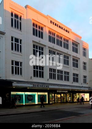 AJAXNETPHOTO. 2020. WORTHING, INGHILTERRA. - ANDARE AVANTI - DEBENHAMS GRANDE MAGAZZINO RIVERNICIATO. IL GRUPPO RETAIL È IN ADMINISTRATION.PHOTO:JONATHAN EASTLAND/AJAX REF:GR202204 9843 Foto Stock