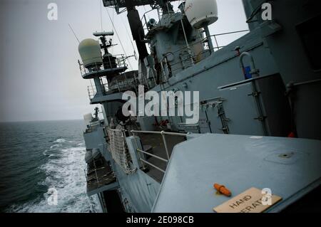 AJAXNETPHOTO. 29 FEB 2012. AL MARE. ACQUE TERRITORIALI DEL REGNO UNITO. - HMS LIVERPOOL. PASSAGGIO DA GLASGOW A LIVERPOOL - CACCIATORPEDINIERE TIPO 42 CHE GIRA A VELOCITÀ NEL MARE IRLANDESE. FOTO: JONATHAN EASTLAND/AJAX REF: RD122902 2199 Foto Stock