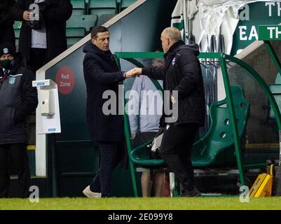 Scottish Premiership - Hibernian / Ross County Easter Road Stadium, Edimburgo, Midlothian, Regno Unito. 24 Nov 2020. Gli Hibs ospitano Ross County nella Scottish Premier League a Easter Road, Edimburgo. PIC mostra: HibsÕ capo allenatore, Jack Ross, e Ross County manager, John Hughes, bump mani alla fine del gioco. Credit: Ian Jacobs/Alamy Live News Foto Stock