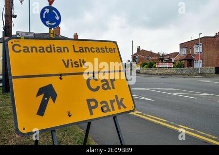 Comunità del villaggio di Coningsby, Lincolnshire, Regno Unito, vicino a RAF Coningsby accogliere il canadese Avro Lancaster patrimonio della guerra bomber della seconda guerra mondiale Foto Stock