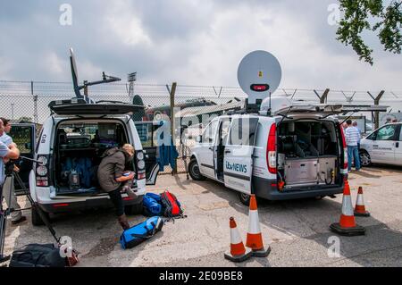 Gli equipaggi televisivi della RAF Coningsby per l'arrivo della Aereo bombardiere canadese Avro Lancaster, patrimonio mondiale dell'aviazione Foto Stock