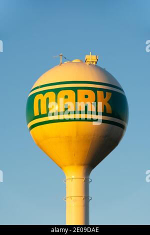 Mark, Illinois / Stati Uniti - 28 novembre 2020: La città di Mark Water torre come il sole tramonta. Foto Stock