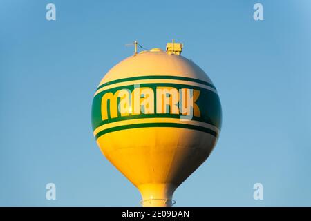 Mark, Illinois / Stati Uniti - 28 novembre 2020: La città di Mark Water torre come il sole tramonta. Foto Stock