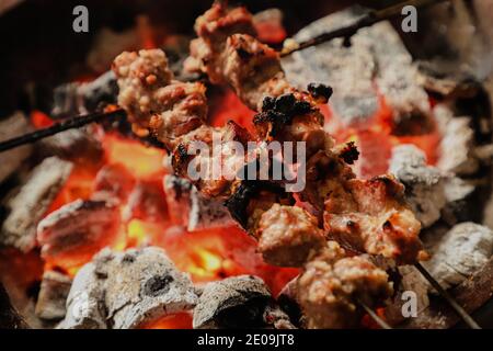 Sate Klatak, il Satay dell'Agnello Giavanese con lo spiedino del raggio della bicicletta, essendo grigliato sul fuoco del carbone Foto Stock