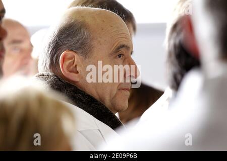 Il ministro degli Affari Esteri francese e il sindaco di Bordeaux Alain Juppe si sono recati presso la fabbrica SAFT (produzione elettrica a batteria) di Bordeaux, Francia, il 3 febbraio 2012. Foto di Patrick Bernard/ABACAPRESS.COM Foto Stock