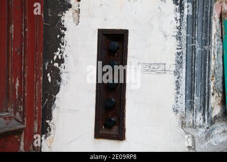 alte Mechanische Klingel Anlage an einem Haus in der Hospitalstrasse in Görlitz, 30.12.2020 Foto Stock